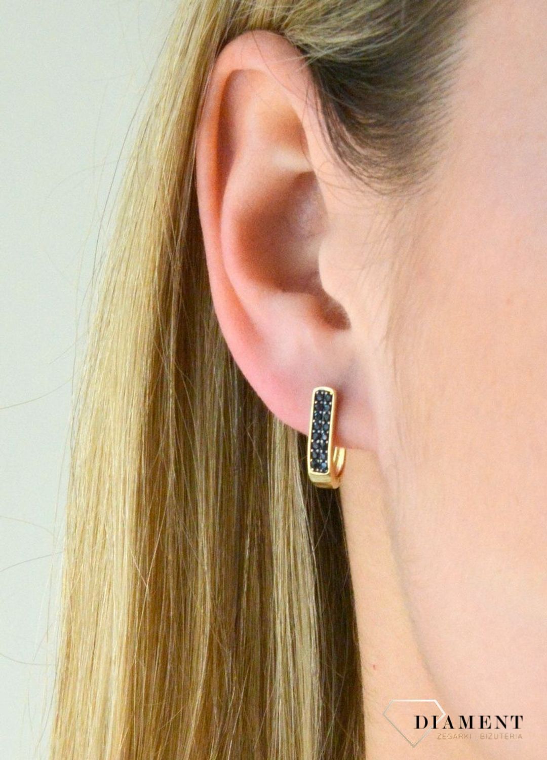 Złote kolczyki z czarnymi cyrkoniami KL 6957. Złote kolczyki cyrkonią. Złote kolczyki z czarną cyrkonią. Złote kolczyki delikatne. Malutkie kolczyki z cyrkonią. Kolczyki dla dziewczynki. Kolczyki dla kobiet.jpg